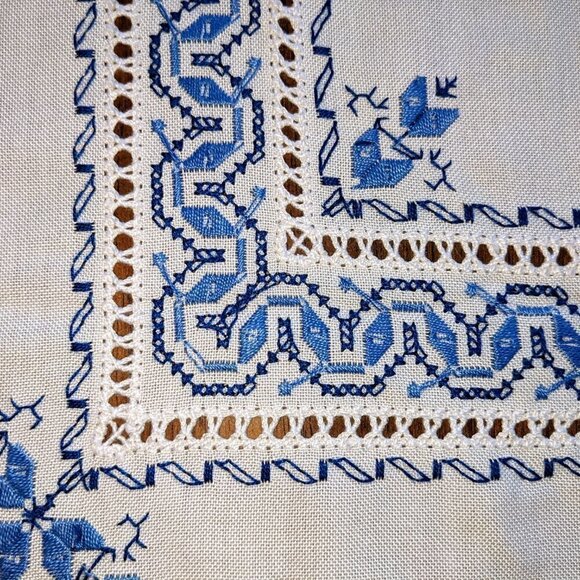 Gorgeous Embroidered Linen Tablecloth 42"x62" - Picture 5 of 13